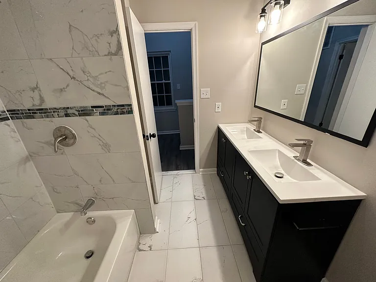 Guest bathroom (total view)