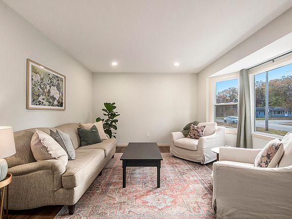 4th image of 2596 Valley Ave NW