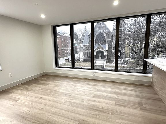 4th image of 215 Main St #202