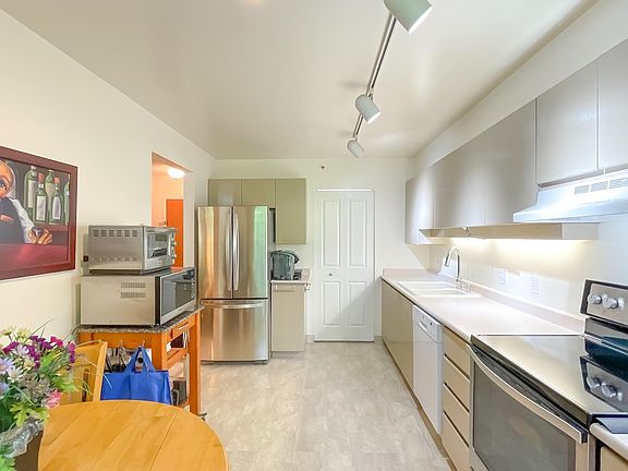 5th image of 545 Austin Ave #401