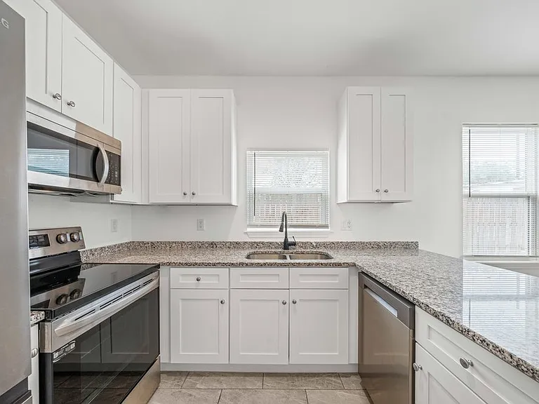 323 Gabriel St #201 — Photo 12