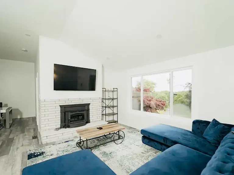 105 Jennifer Rd — Photo 2