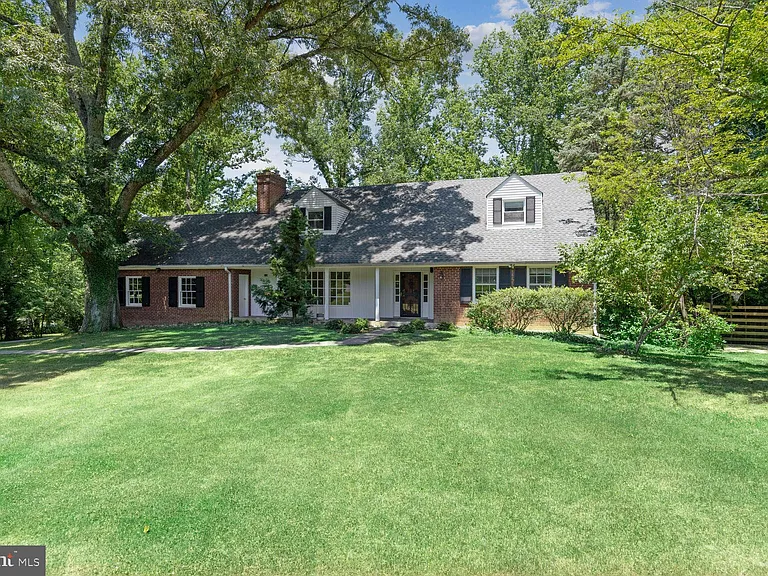 7001 Longwood Dr — Photo 1