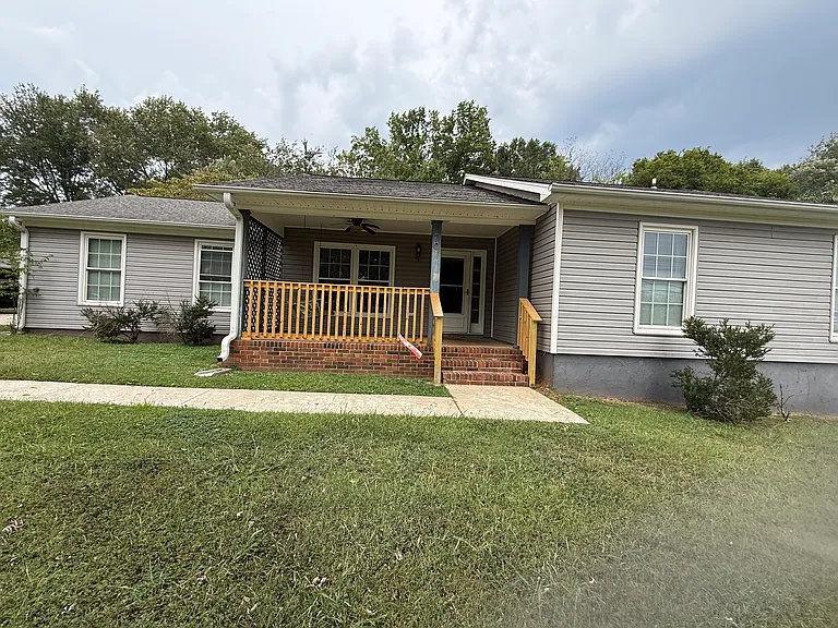 720 Crestview Dr — Photo 1