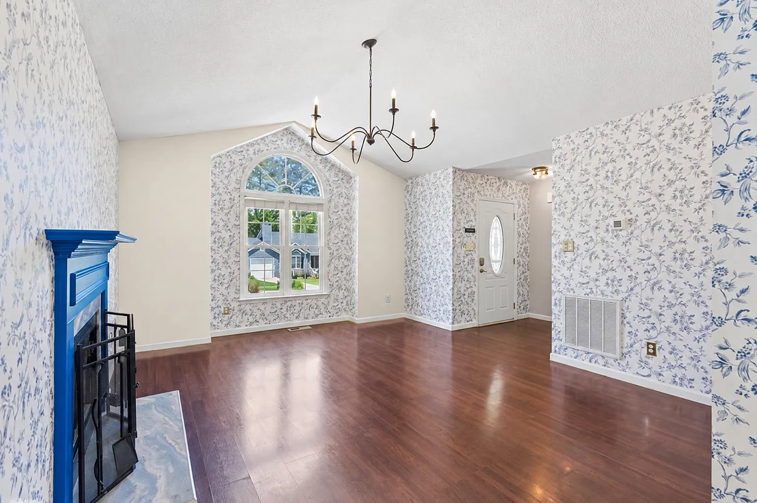 3 bed, 1341 sqft, $2,200 — Photo 3