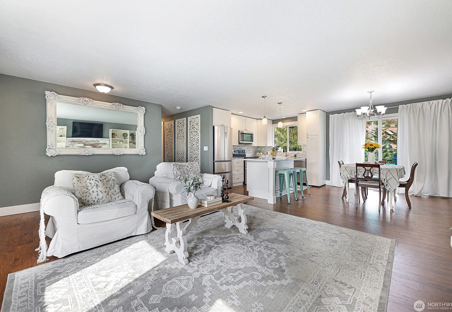 3 bed, 1024 sqft, $3,275 — Photo 4