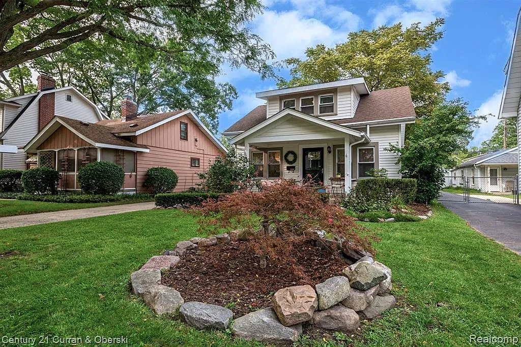 3 bed, 1073 sqft, $2,400 — Photo 2