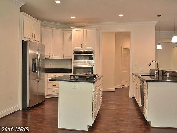 5th image of 8877 Largemont Ln