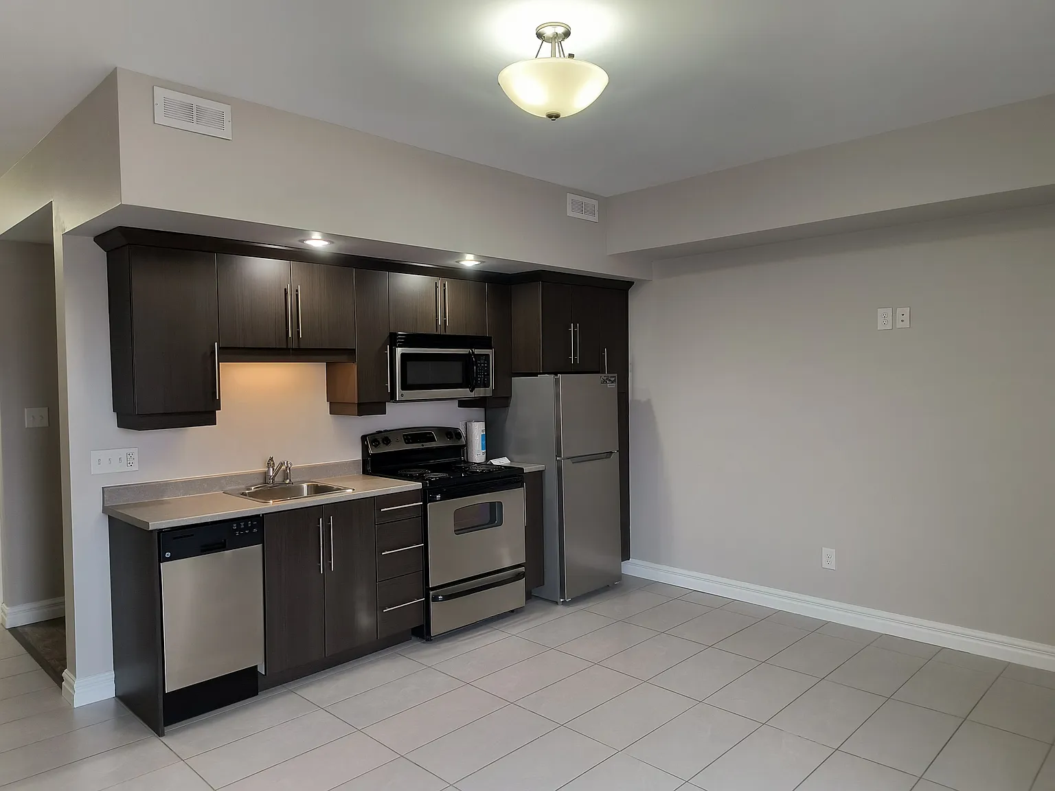 40 Flanders Court — Photo 2