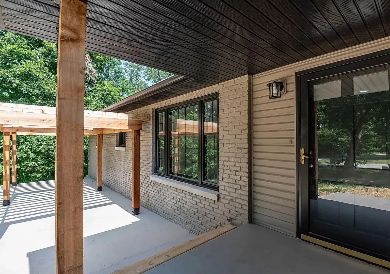 Totally renovated east-side location 4BR 3BA! — Photo 1