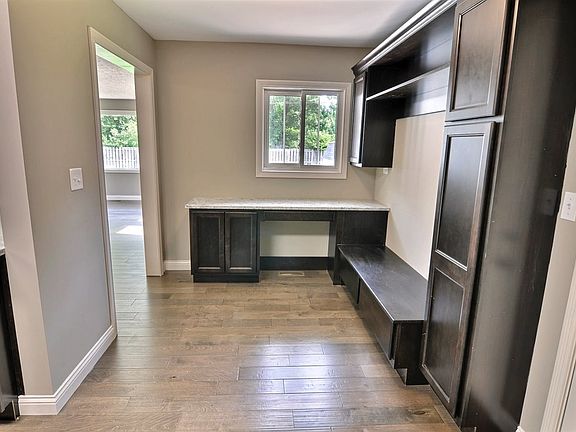 5th image of 906 Essex St