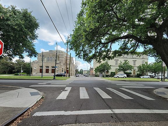 4th image of 1619 General Pershing St