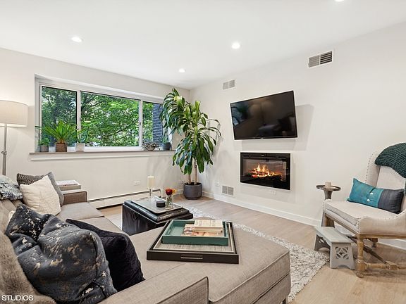 2nd image of 515 W Wrightwood Ave APT 308
