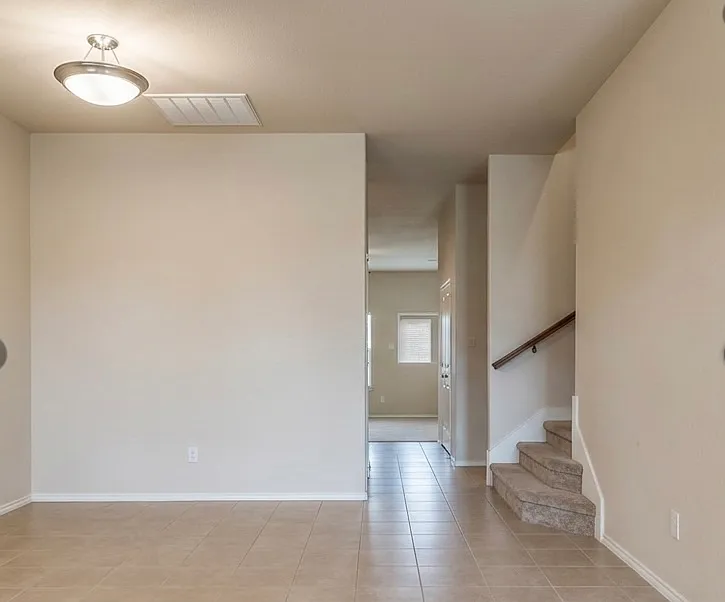 4 bed, 2850 sqft, $2,490 — Photo 2