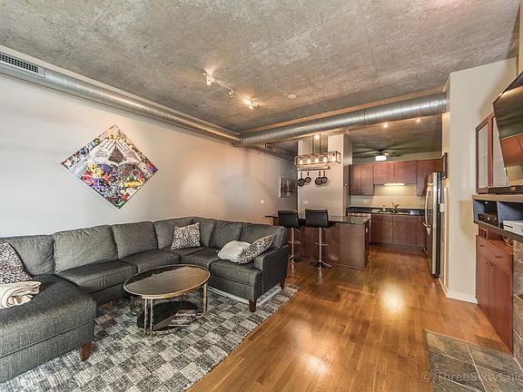 3rd image of 700 N Larrabee St APT 904