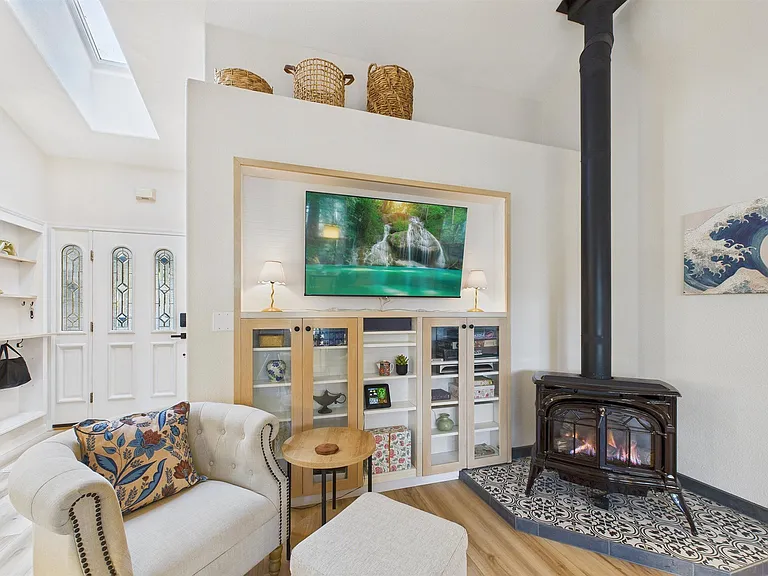 +Ceiling fan
+Fireplace (ask for use request)
+Open concept
+60" TV