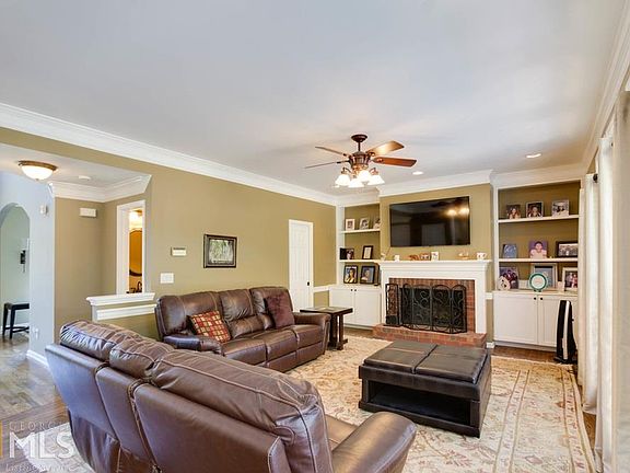 3rd image of 373 Meadowmeade Cv