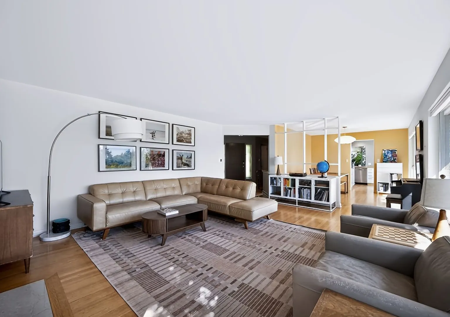 Midcentury Home In Hawthorne Hills-Quiet Neighborhood with Scenic views Minutes from UW — Photo 3