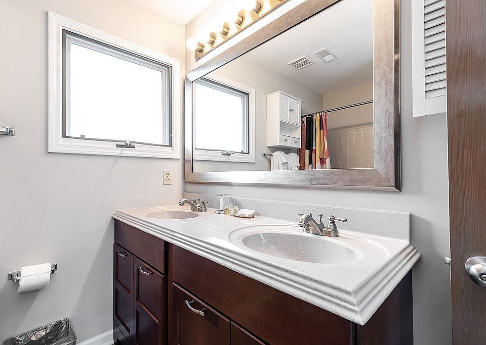 2nd image of 1100 Greenleaf Ave #3A