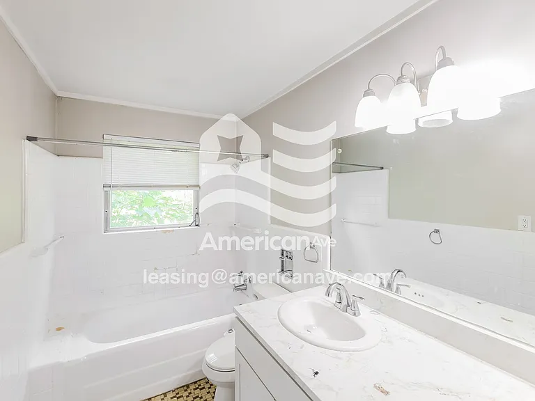 438547_012_main_bathroom_12799182.jpg