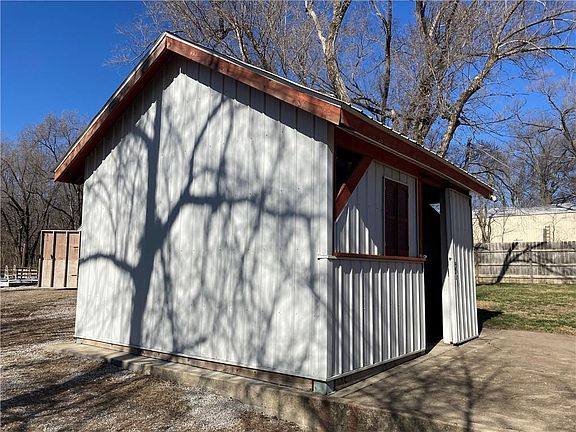 5th image of 310 N Cogan Ln