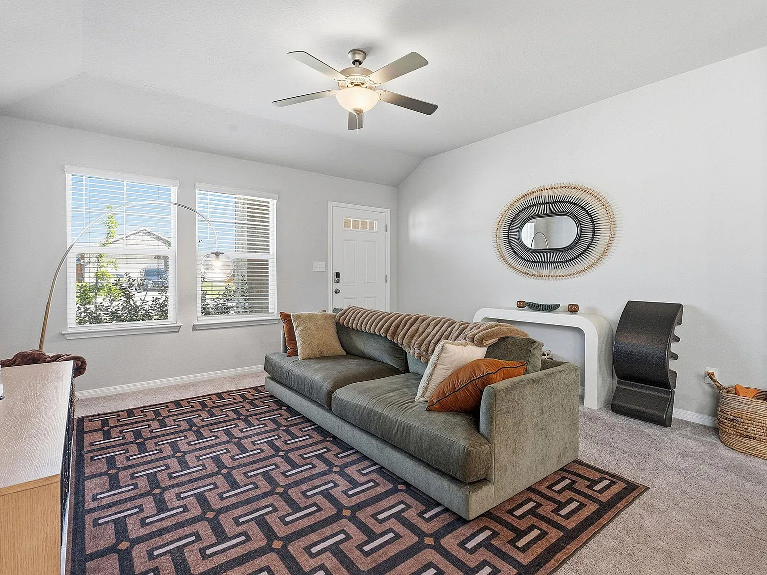 3 bed, 2.0 bath, 1363 sqft, $1,999 — Photo 4