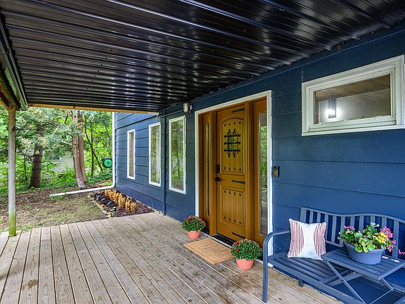 3rd image of 3142 View Rd