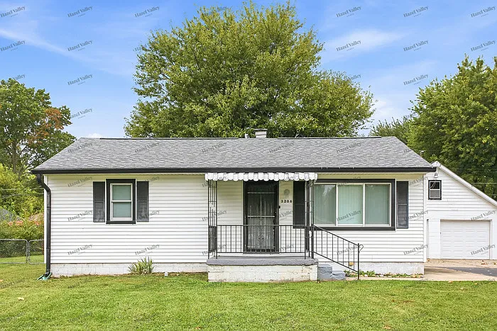 3 bed, 1.0 bath, 1188 sqft, $1,595 — Photo 1