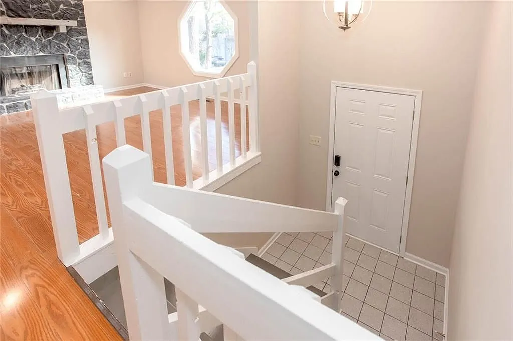 4 bed, 2.0 bath, 2128 sqft, $2,350 — Photo 2