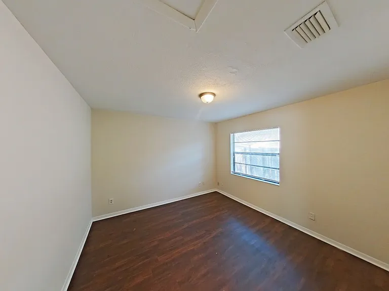 921 E Poinsettia Ave — Photo 5