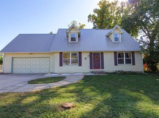 7807 Oak St, Pleasant Valley, MO 64068