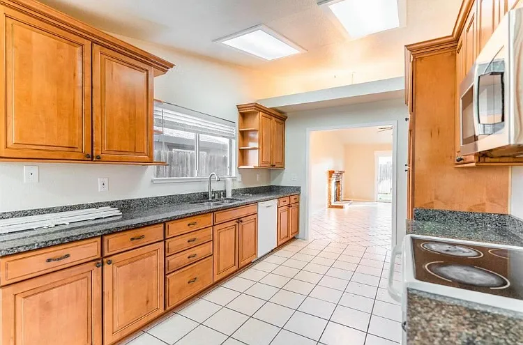 1304 Tyler Ct — Photo 15