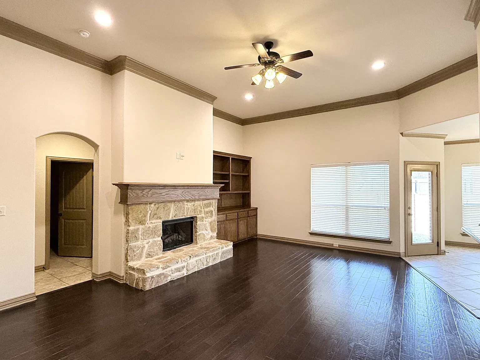 3 bed, 1800 sqft, $2,400 — Photo 4