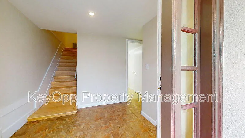 5 bed, 3.0 bath, 2296 sqft, $9,995 — Photo 2