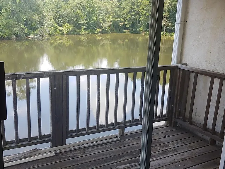 Waters Edge Apartments — Photo 3