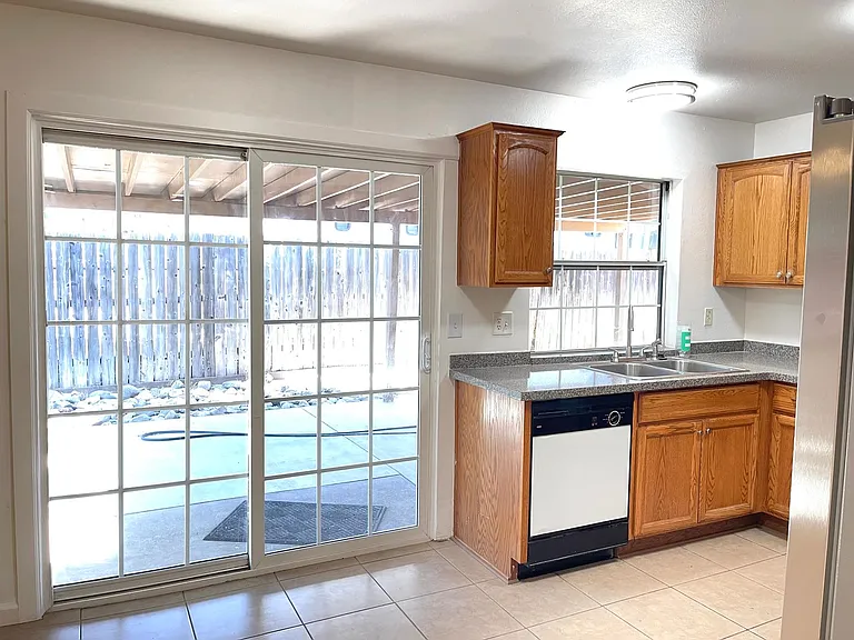 2698 San Anselmo Ave — Photo 12
