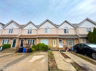 20 Westport Ln, Staten Island, NY 10314