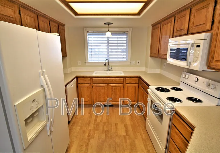 716 Kimberly Ct — Photo 4