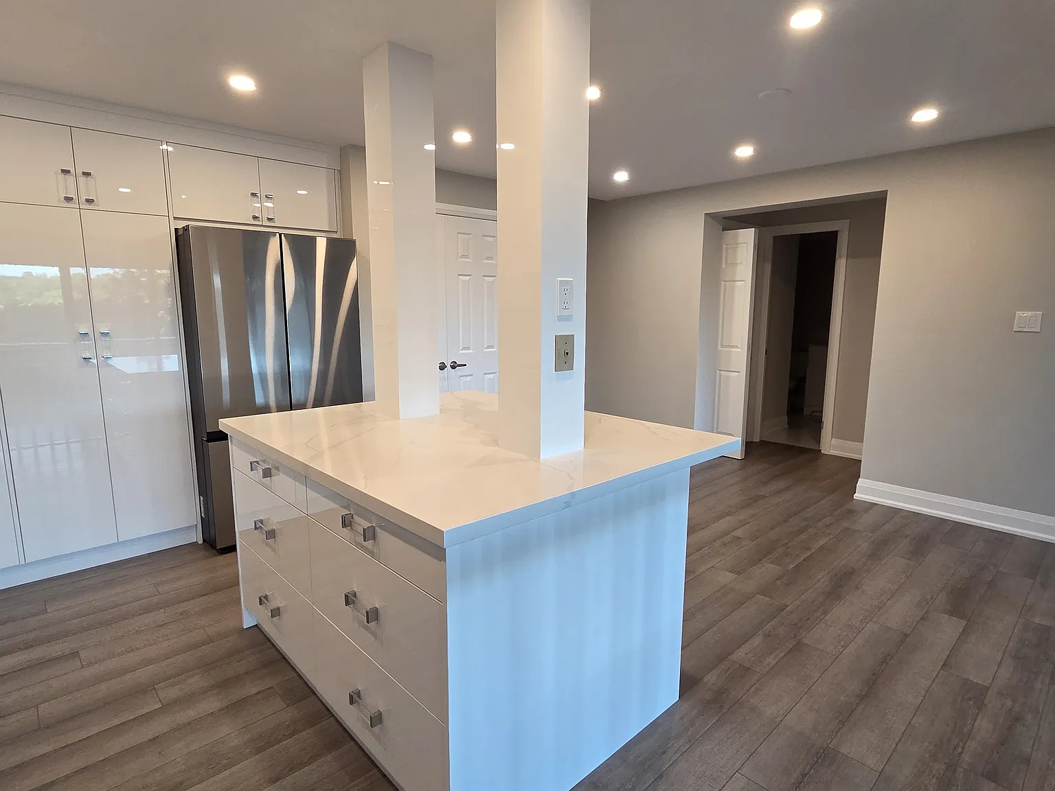 1 bed, 880 sqft, $2,700 — Photo 2