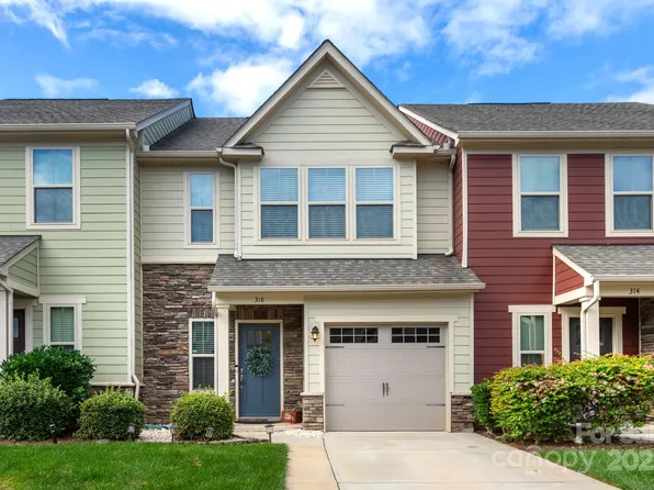 318 Willow Wood Ct, Matthews, NC 28104
