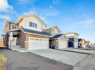 566 W Rivercrest Vw, Cochrane, AB T4C 2W9