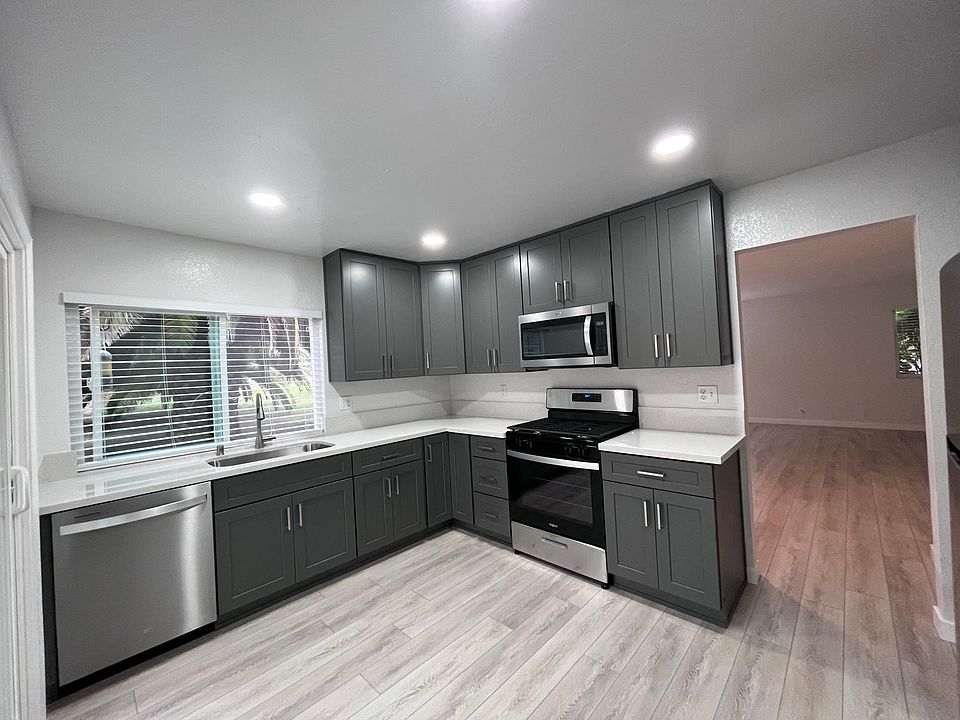 Kitchen, all new stainless steel appliances, microwave as well!