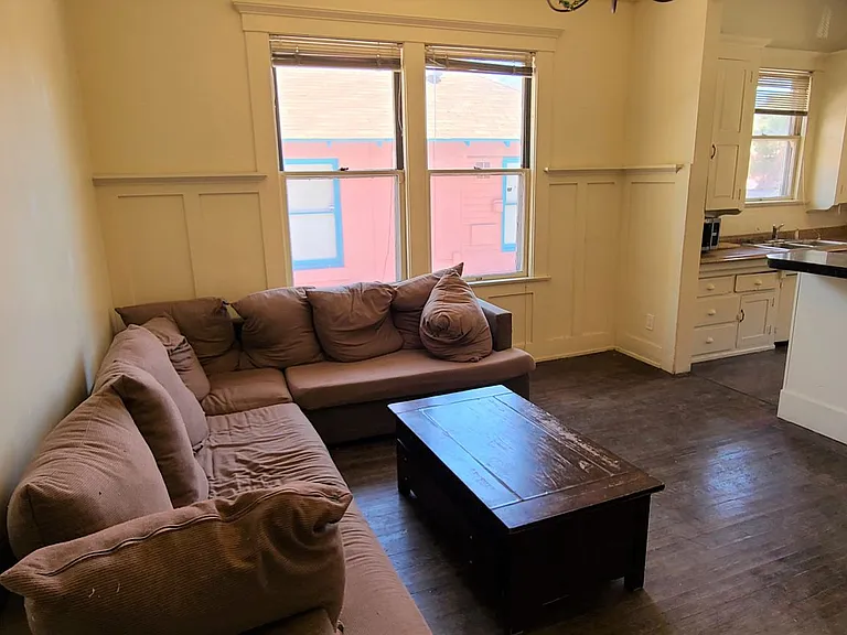 Euclid Ave - A 4 bedroom 2 bathroom Historic house with AC — Photo 7