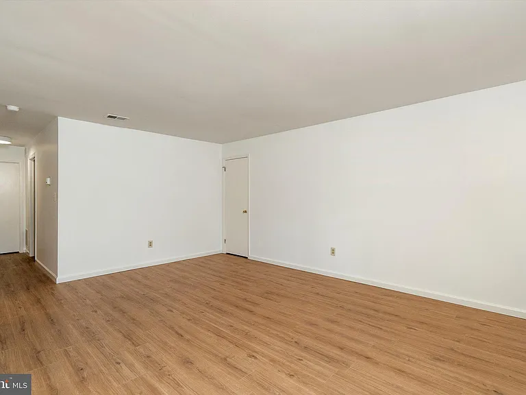 109 Wyndham Pl — Photo 4