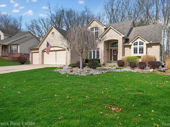 112 Summer Shade Dr, Howell, MI 48843