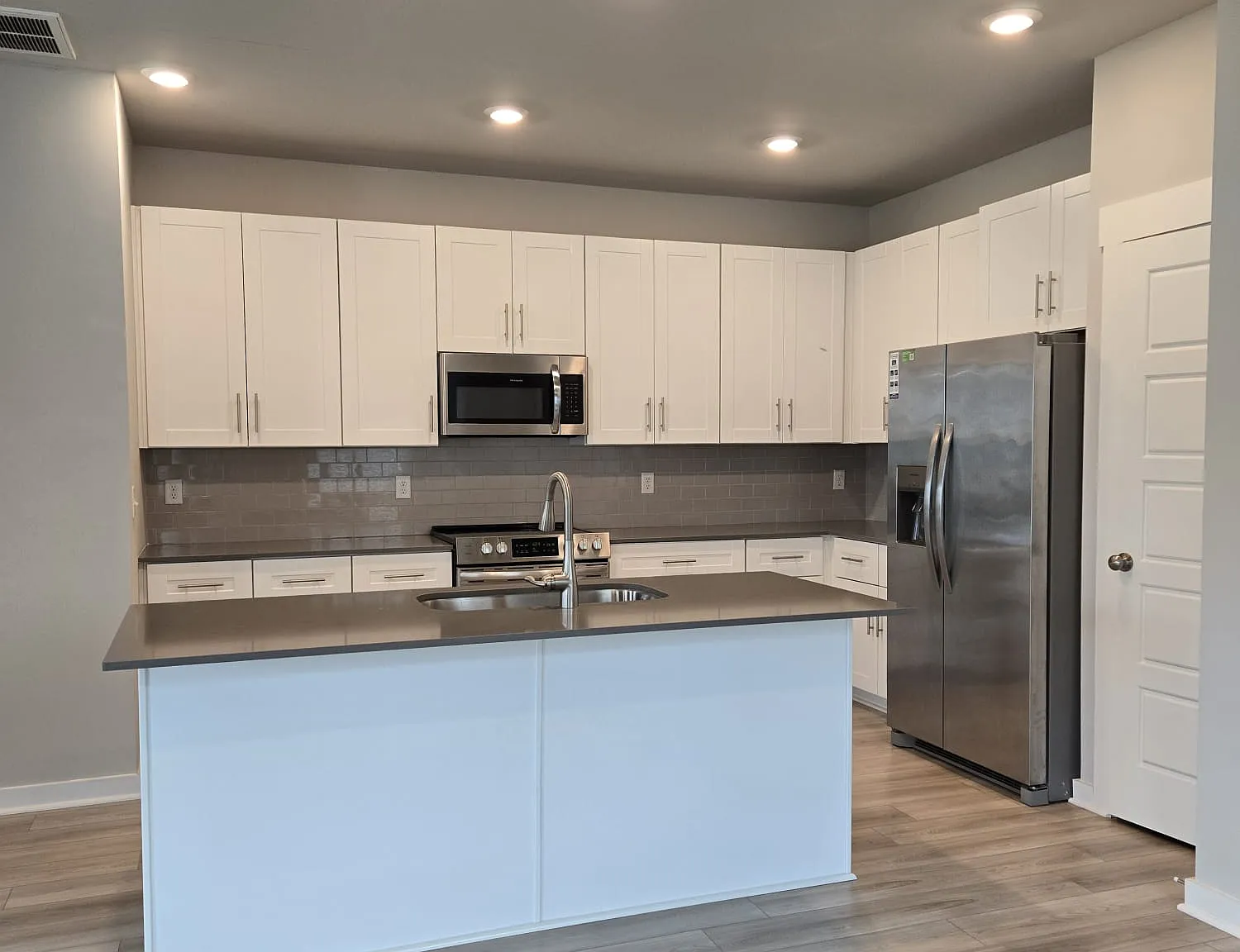 3 bed, 2.5 bath, 1691 sqft, $2,200 — Photo 4