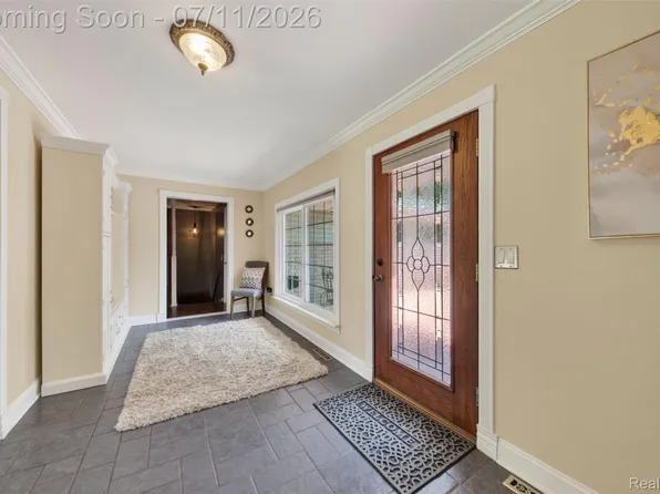 800 Hinford Ave, Lake Orion, MI 48362