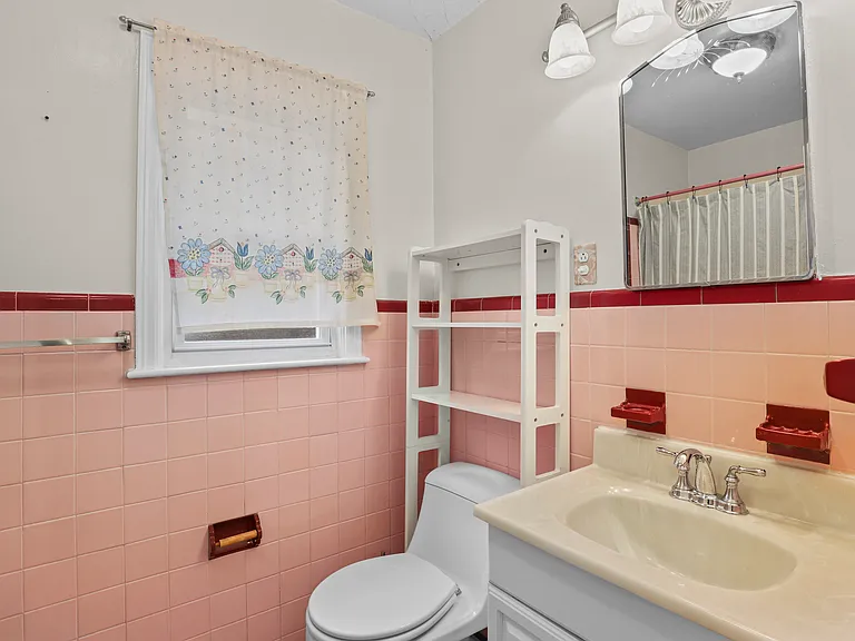 216 S Poe St — Photo 12