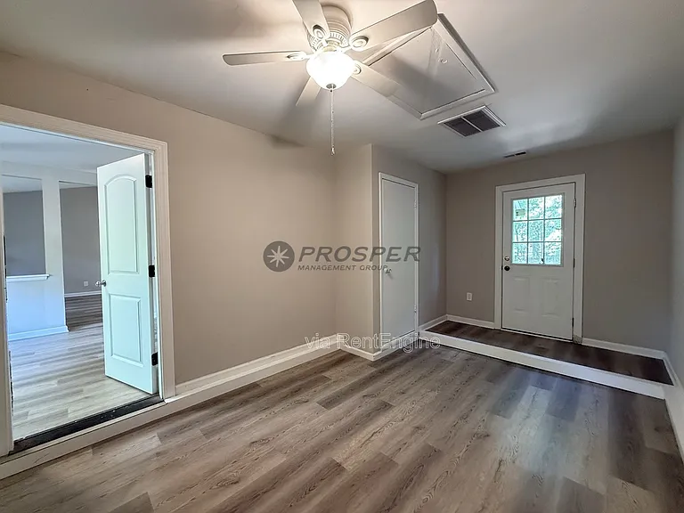 1047 Oakcrest Dr — Photo 12