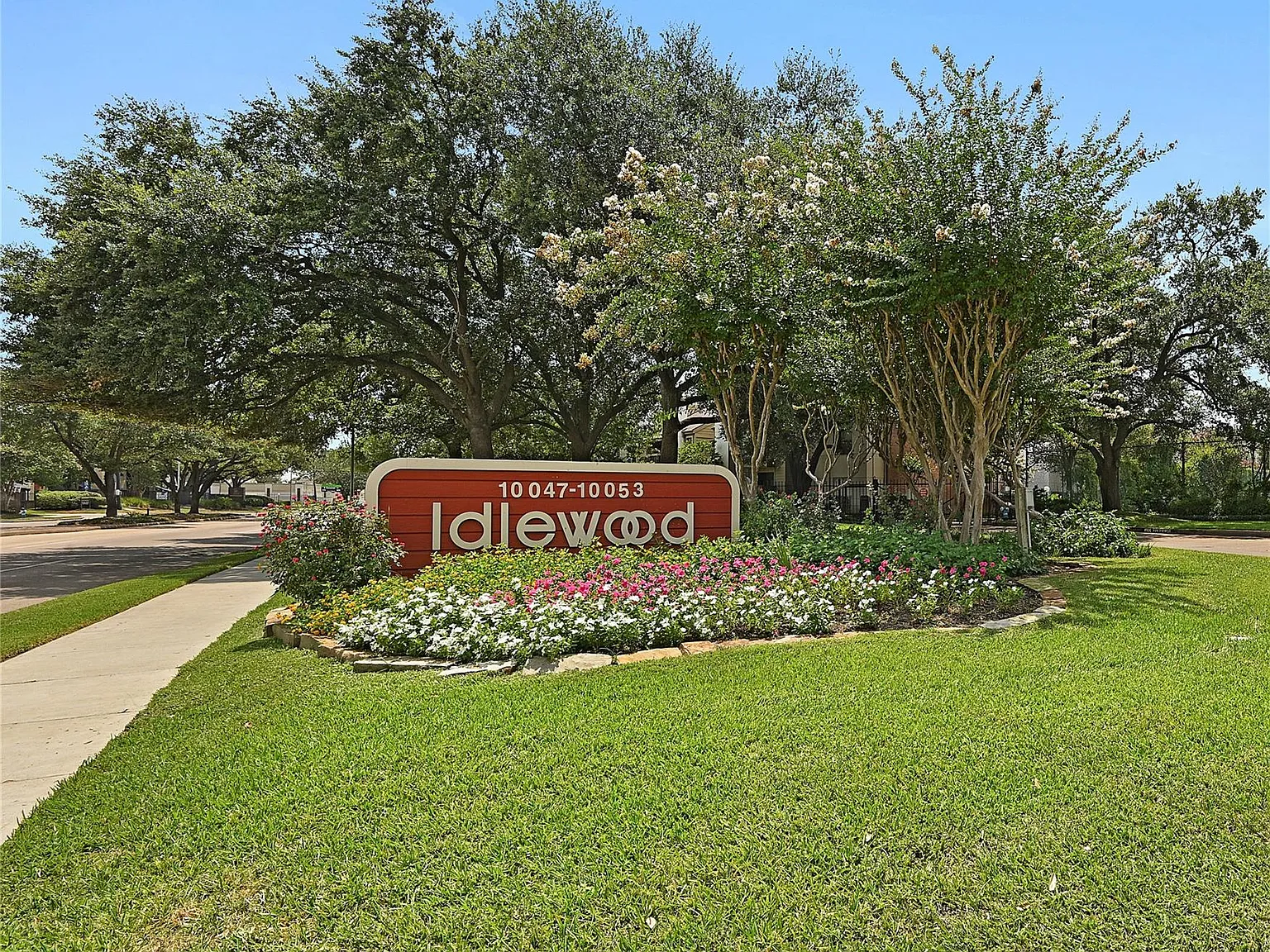 1 bed, 1.0 bath, 676 sqft, $990 — Photo 2